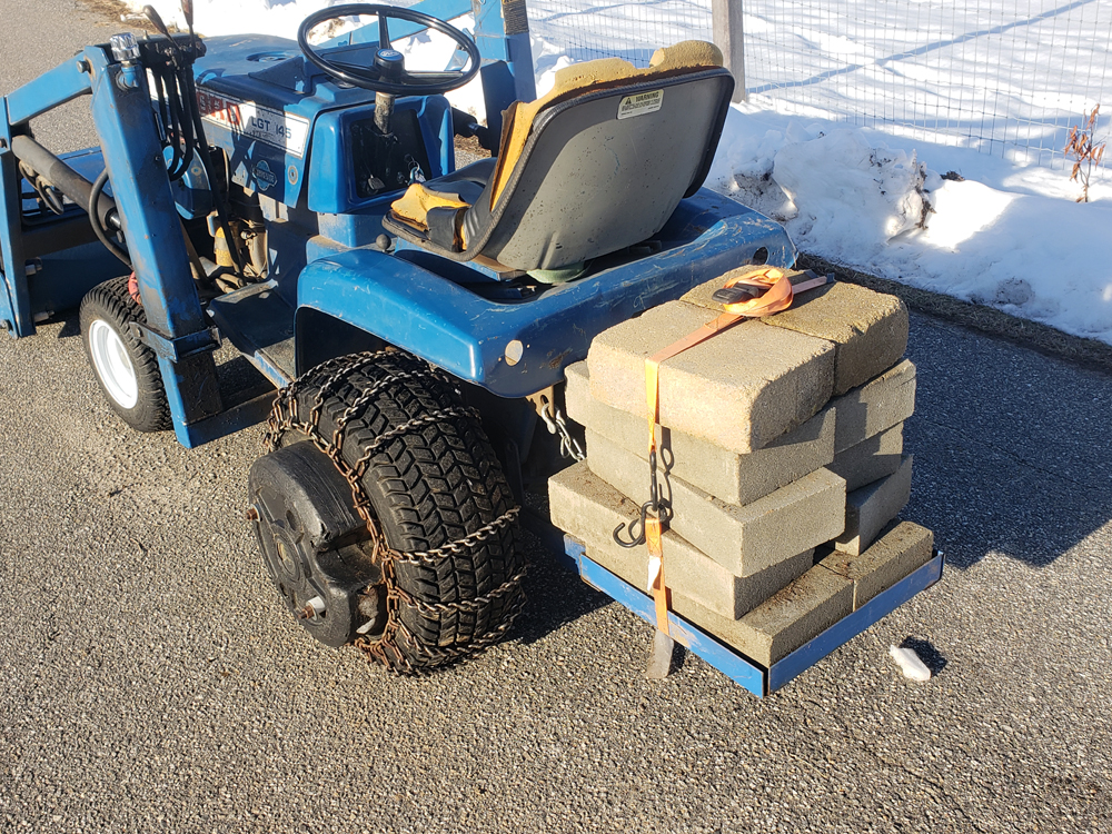 Yard tractor with online bucket